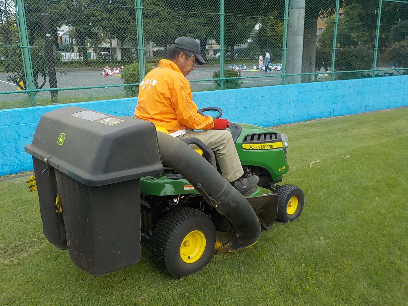 野球場 外野側の芝刈りを実施 潮田公園 野球場 外野側の芝刈りを実施 潮田公園